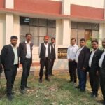 सदर तहसील में शिलान्यास के बावजूद शौचालय निर्माण न होने पर अधिवक्ताओं का प्रदर्शन