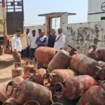 सकलडीहा में गैस की कालाबाजारी पर लगाम, एसडीएम ने खुद संभाली कमान