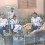 अवैध गैस रिफिलिंग पर प्रशासन की छापेमारी