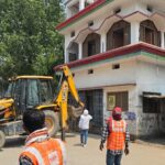 ध्वस्तीकरण कार्रवाई के दूसरे दिन बुलडोजर एक्शन तेज, सपा कार्यालय तक पहुंची कार्रवाई