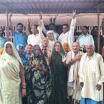 रेलवे नाला खुलवाने पर किसान न्याय मोर्चा का ग्रामीणों ने किया सम्मान