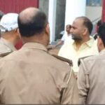 धरने पर जाने से पहले सपा के पूर्व विधायक मनोज सिंह डब्लू हाउस अरेस्ट